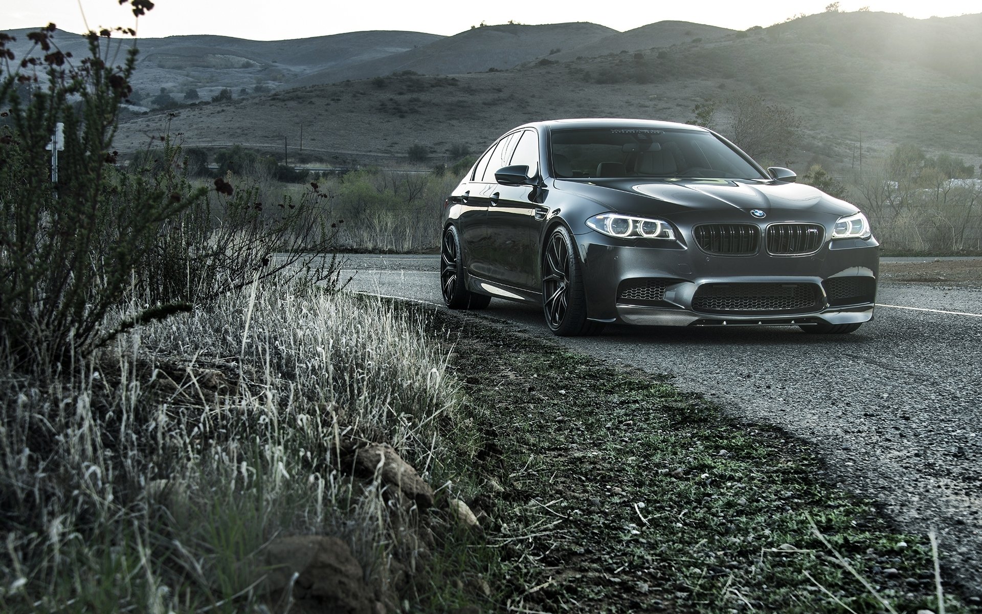 bmw m5 f10 negro bmw vista frontal carretera giro acera hierba