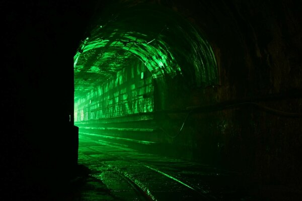 Luz verde al final del túnel sombrío