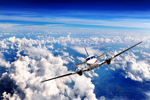 Flugzeug am bewölkten Himmel