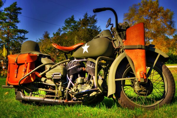 Paisaje de otoño con una motocicleta militar de 1942