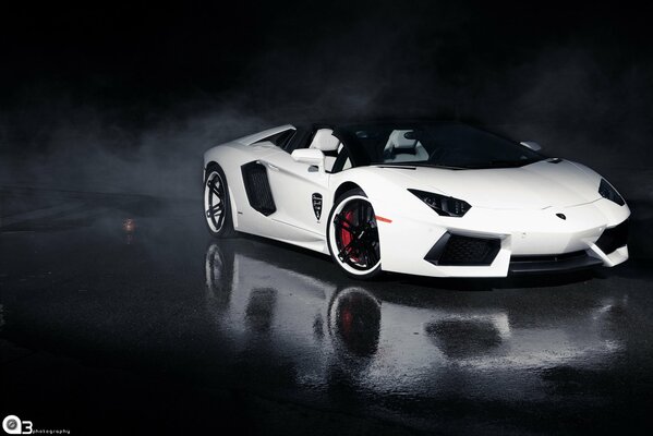 Fond d écran avec lamborghini aventador blanc sur fond Uni noir