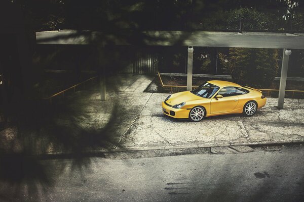 Porsche carrera jaune vue latérale