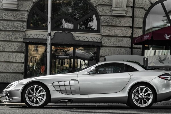 McLaren reines Silber auf der Straße der Stadt