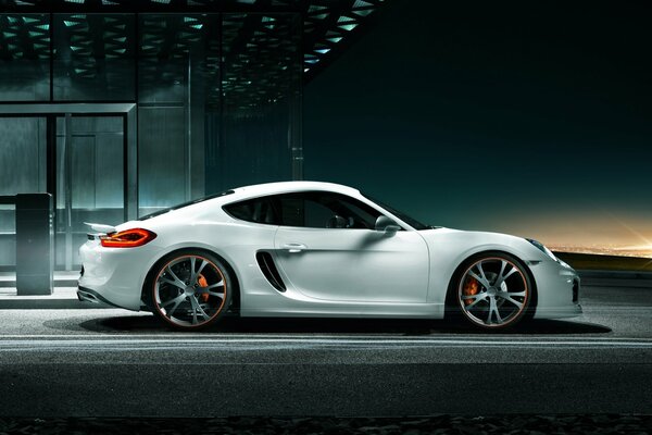 Syntonisé blanc Porsche vue latérale