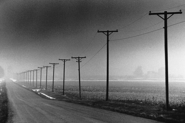 Nebbia, strada verso il nulla