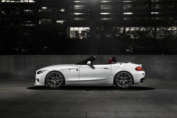 Nuit ville cabriolet blanc BMW