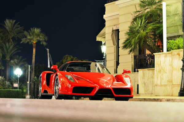 Ferrari dans la rue nuit Monaco