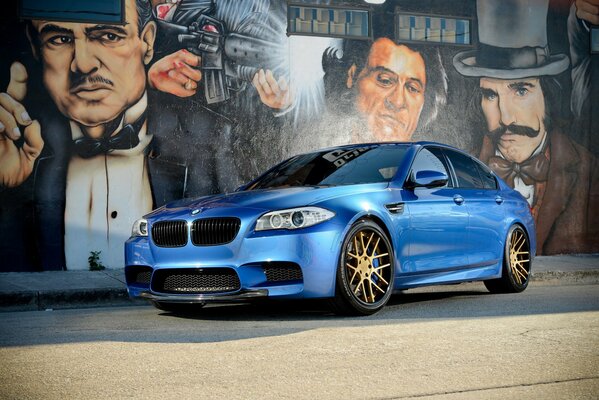 Bmw f10 sur la route près de graffiti parrain