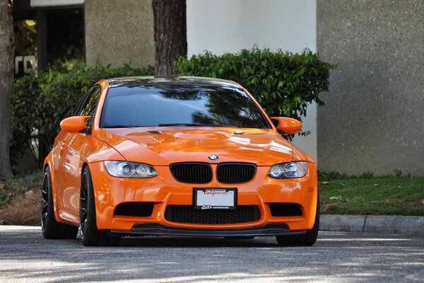 Orange BMW se tient dans la rue