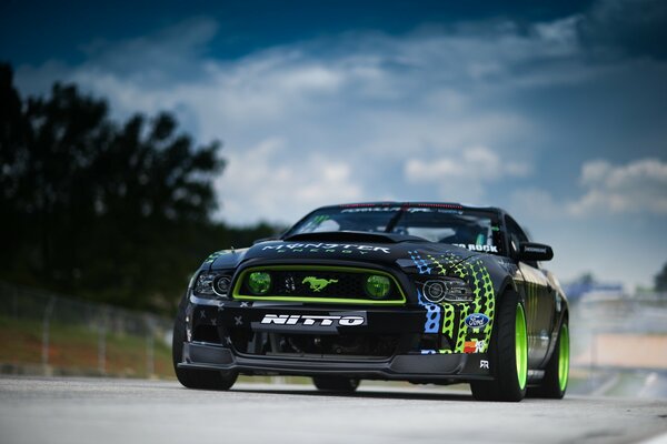 Czarny Ford Mustang RTR-x. wyprzedzanie czasu