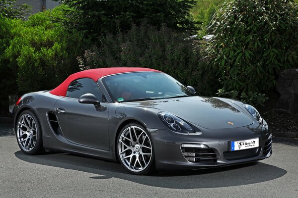 Voiture rapide avec toit rouge. Porsche