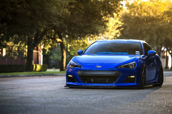 Fondo de pantalla con subaru brz azul en el fondo del parque