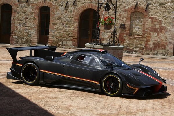 Carta da parati con Pagani Zonda nera sulla strada