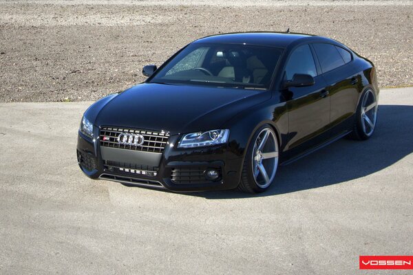 Negro elegante sedán para los conocedores de Audi