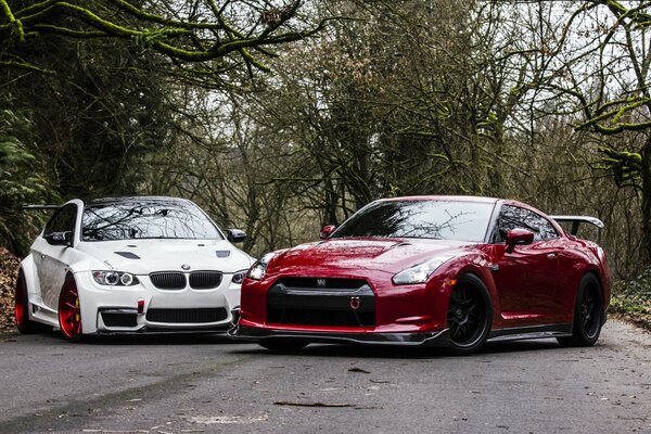 Coche blanco de BMW E92 y Nissan GTR