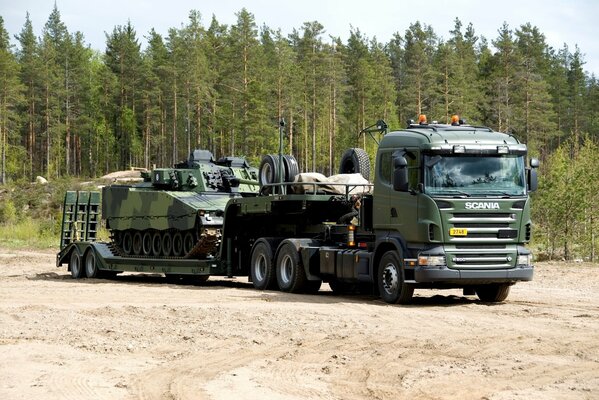 Trattore stradale scania r 5006x4 con rimorchio per il trasporto di attrezzature militari delle Forze Armate finlandesi