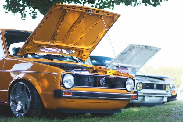 Voiture orange avec capot ouvert