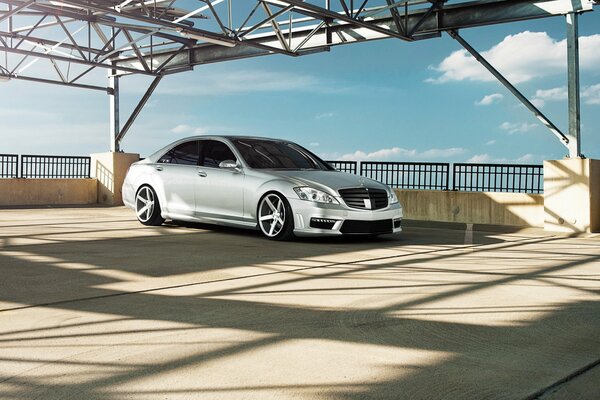 Une nouvelle Mercedes en argent. Mercedes-benz s550. Beau ciel