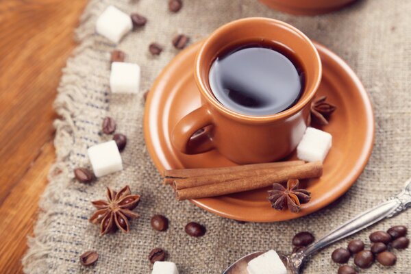 Café en un platillo con trozos de azúcar