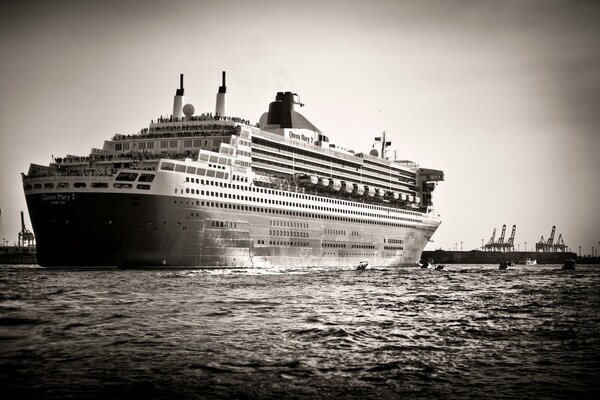 Imagen en blanco y negro de un crucero