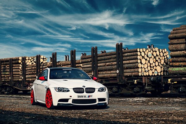 BMW con ruedas rojas cielo azul