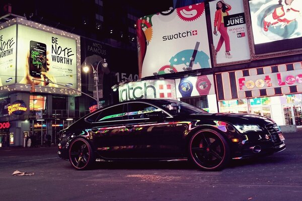 Audi A7 per le strade della città di notte