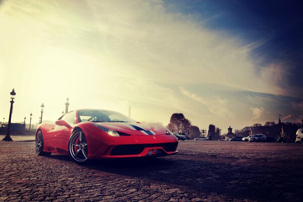 Ein roter Ferrari auf einem Platz in Italien