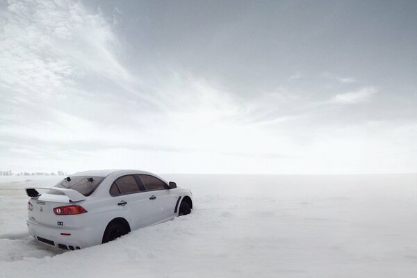 Bianco Mitsubishi in bianco cumuli di neve