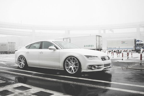 Rétro photo noir et blanc avec blanc Audi dans la rue