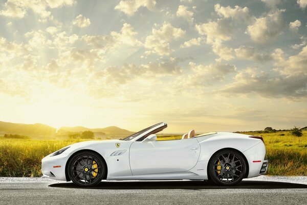 Ferrari blanc sur fond de soleil levant, ciel bleu dans les champs de Californie