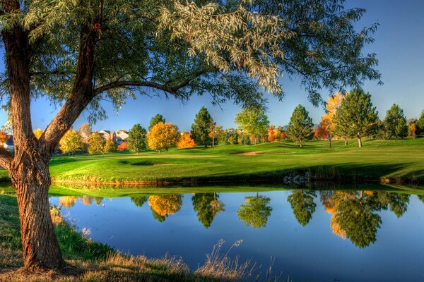 Schöne Herbstlandschaft am Fluss