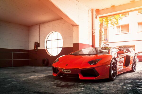 El legendario superdeportivo rojo Lamborghini Aventador vista frontal y lateral