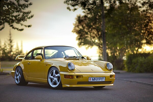 Voiture dans le corps de couleur jaune