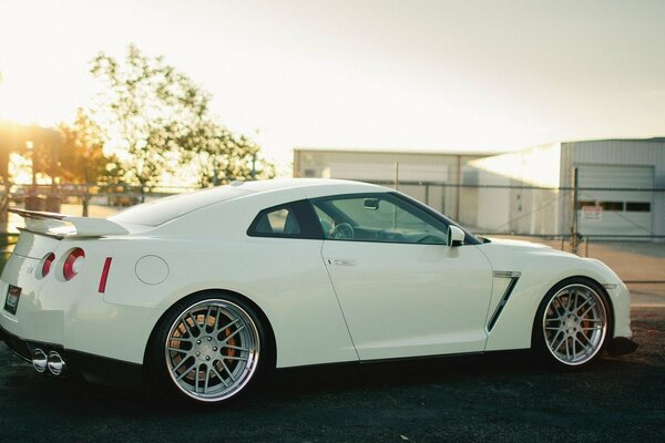 Superbe blanc sport-car GT-r