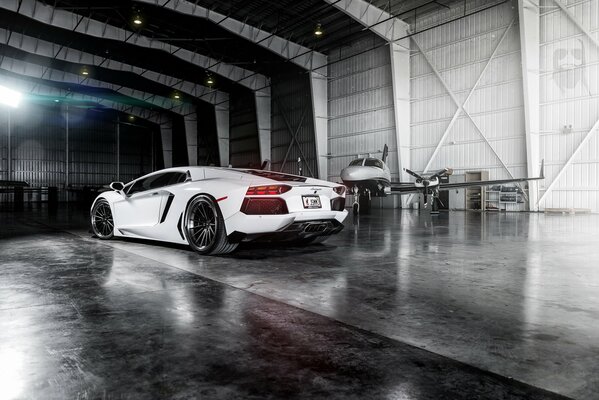 Lamborghini bianca in un hangar per aerei