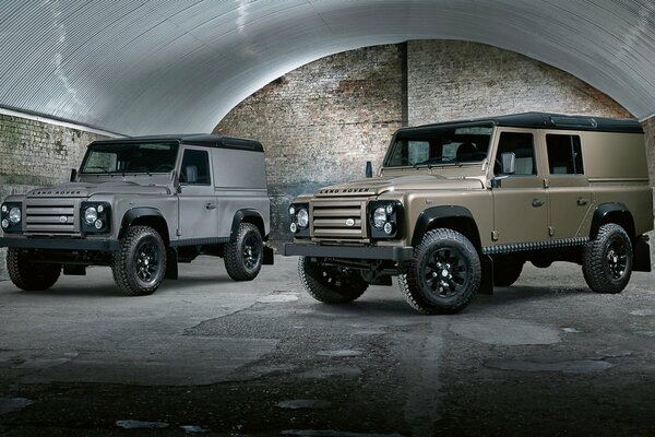 Серый внедорожник land rover в гараже