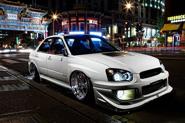 Coche blanco en el centro de la ciudad