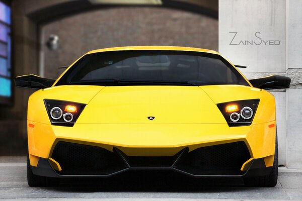 Agresywny żółty Lamborghini lp670