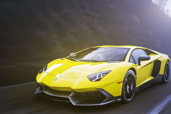 Gelber Lamborghini Aventador mit Geschwindigkeit