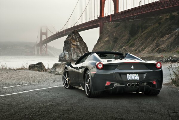 Ferrari cerca del puente de San Francisco