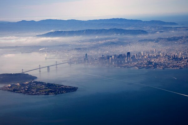 Bahía de California en la niebla. Ciudad en neblina