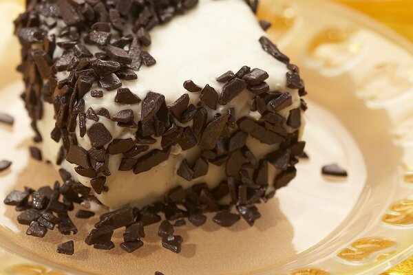 Morceau de gâteau blanc saupoudré de chocolat