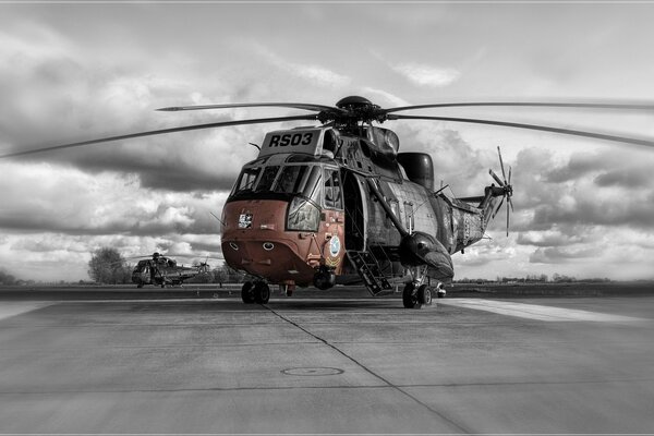 Helicóptero gigante sobre fondo blanco y negro