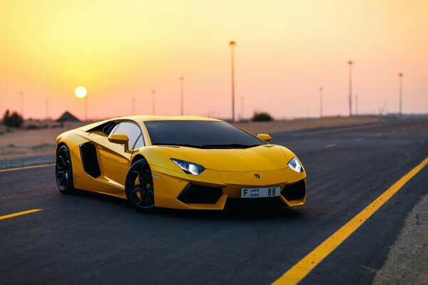 Lamborghini jaune-voiture de sport sur la piste, phares allumés