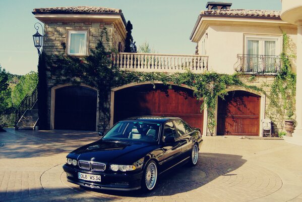 BMW nera e Casa di campagna