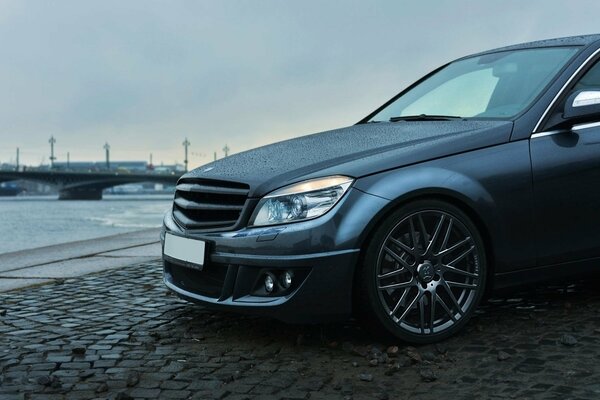 Mercedes brabus sur le pont sur le fond du pont de Saint-Pétersbourg