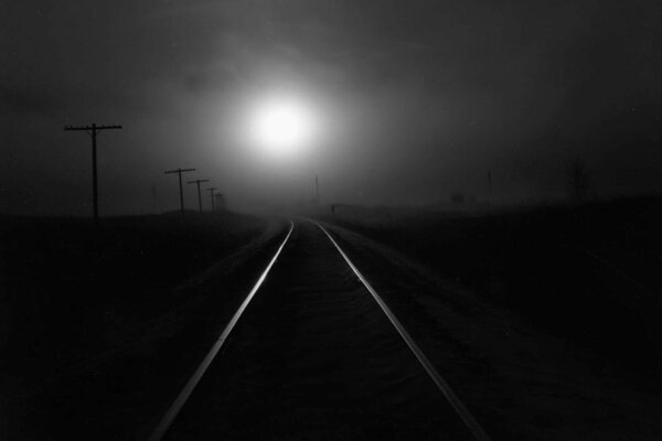 Rails dans la lumière de nuit. Solitude