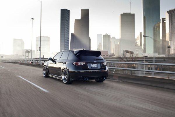 La belleza de la ciudad entre la que el Subaru negro