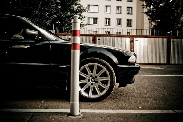 Der schwarze Boomer ist auf der Straße geparkt, nur die Vorderseite des Autos ist sichtbar