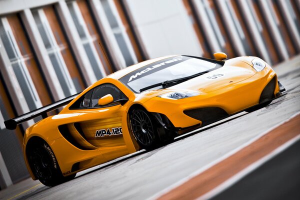 Coche de lujo de carreras naranja